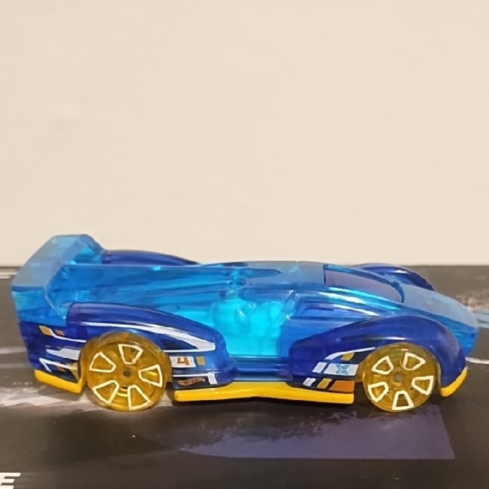 Hot Wheels Electrack Clear Blue On Yellow Base FJV50 Yellow Wheels Toy Car